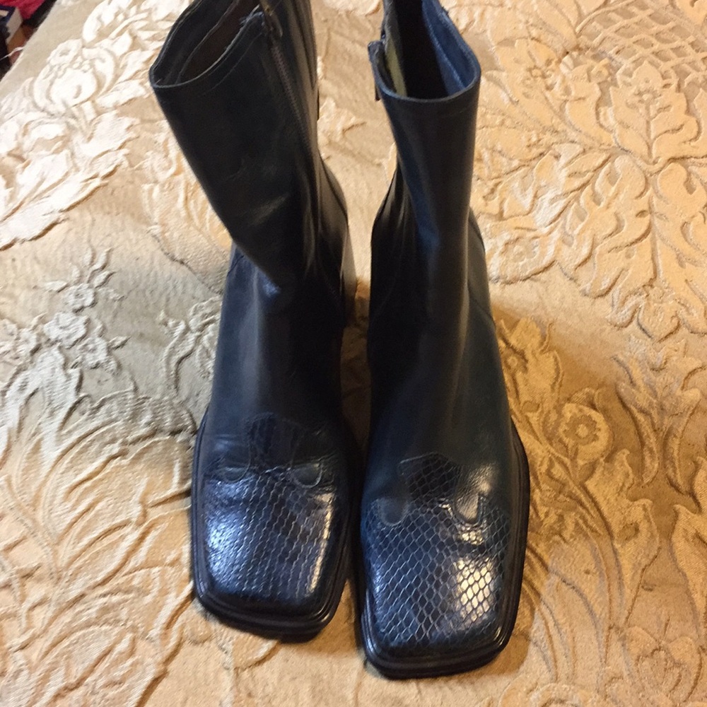 Blue leather bootie
